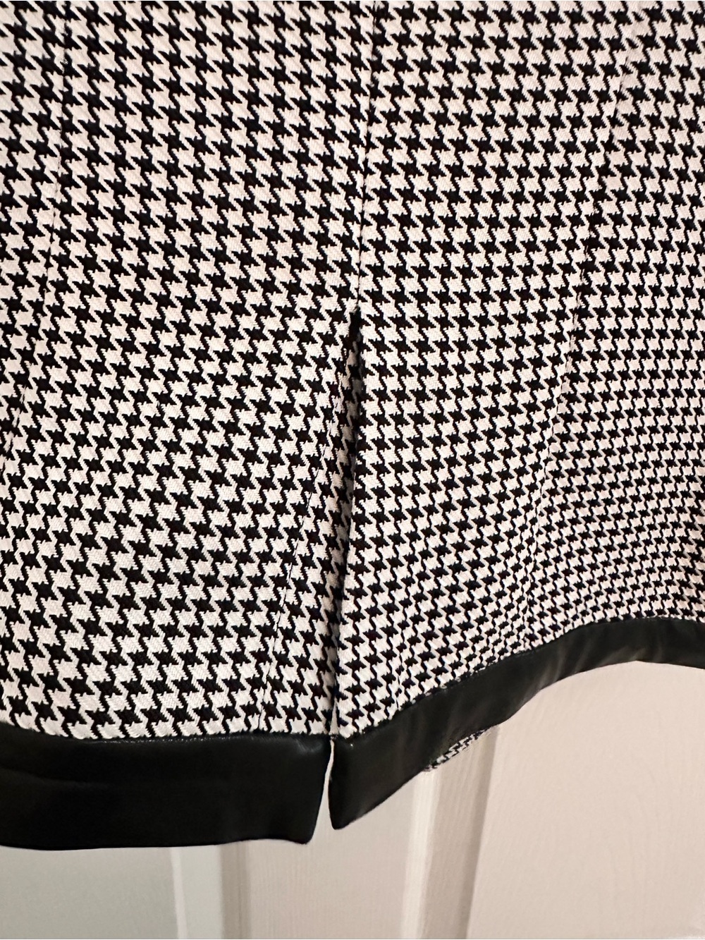 Commense Black & White Houndstooth Sleeveless Vest Top Gold Buttons Size Large - Picture 11 of 12